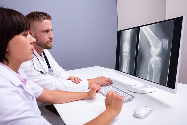  Doctors Examining Knee X-ray Copyright: xAndreyPopovx Panthermedia27316073 ,model released, Symbolfoto