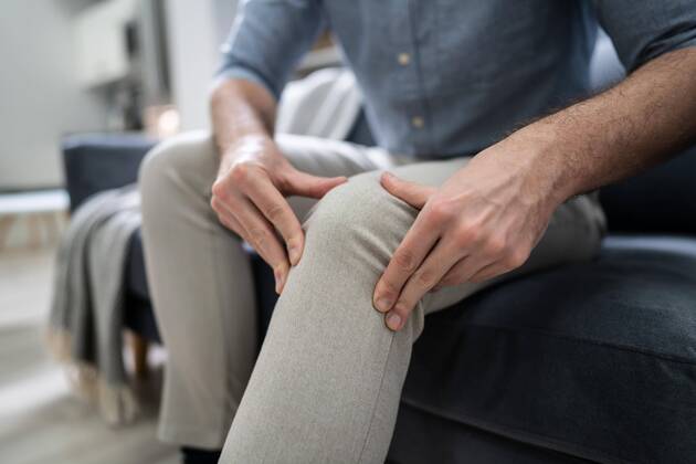 Man Suffering From Knee Pain Copyright: xAndreyPopovx Panthermedia27971856 ,model released, Symbolfoto