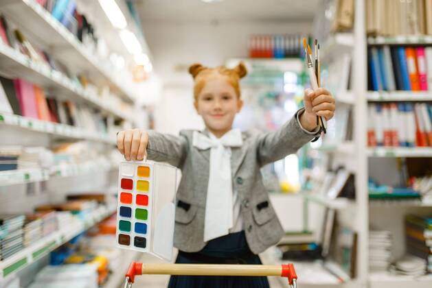 IMAGO Creative: Gesellschaft, Schule, Schulanfang School girl with paints and brushes, stationery Copyright: xNomadSoulx Panthermedia28077557 ,model released, Symbolfoto