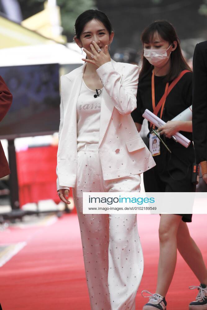 It Is Too Sweet Xie Na Took A Photo To Celebrate Chinese Valentine S Day And Got Flowers From Her Husband Zhang Jie To Tie Her Hair Luju Bar