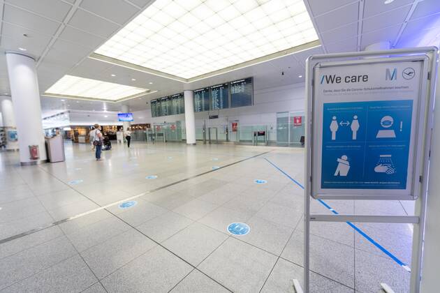 Effects Corona Munich Airport In the picture Information board We care Rules of conduct Obligation to macaw, distance, mouth Nose protection, sneezing, washing hands, arrival area Reception Arrival Arrival Waiting area Munich Airport Munich Bayer Germany Copyright: Passion2Press MarkusxFischerx