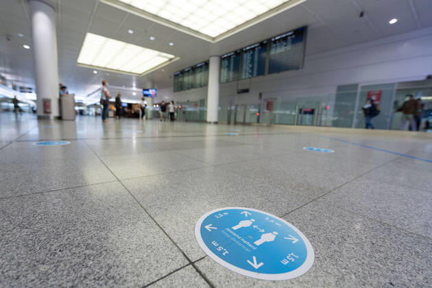 Effects Corona Munich Airport In picture Sticker Floor 1, 5 meter distance Distance rule Reception area Arrival Terminal 2 T2 Munich Airport Munich Bayer Germany Copyright: Passion2Press MarkusxFischerx