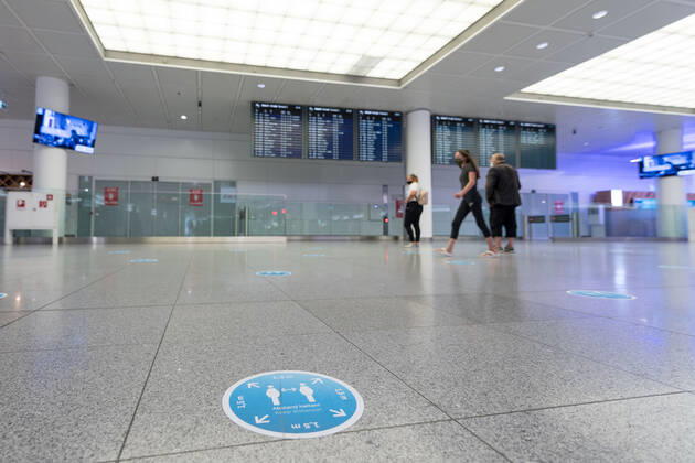 Effects Corona Munich Airport In picture Sticker Floor 1, 5 meter distance Distance rule Reception area Arrival Terminal 2 T2 Munich Airport Munich Bayer Germany Copyright: Passion2Press MarkusxFischerx