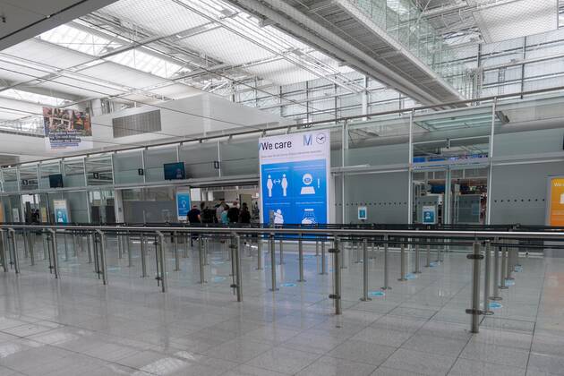 Effects Corona Munich Airport In picture Infoscreen Note Rules of conduct at security checkpoint Keep distance, mouth Nose protection, sneezing, washing hands Munich Munich Airport Bayer Germany Copyright: Passion2Press MarkusxFischerx