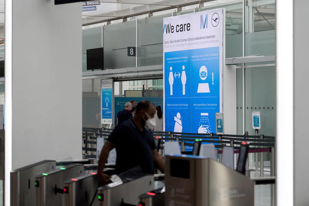 Effects Corona Munich Airport In the picture Safety notice Rules of conduct Distance, mouth Nose mask, sneezing Bend of the arm, washing hands Security control Access control Terminal 2 T2 Munich Munich Airport Bayer Germany Copyright: Passion2Press MarkusxFischerx