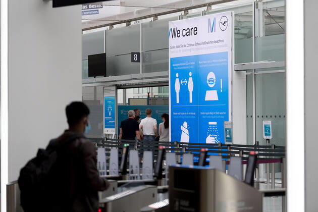 Effects Corona Munich Airport In the picture Safety notice Rules of conduct Distance, mouth Nose mask, sneezing Bend of the arm, washing hands Security control Access control Terminal 2 T2 Munich Munich Airport Bayer Germany Copyright: Passion2Press MarkusxFischerx