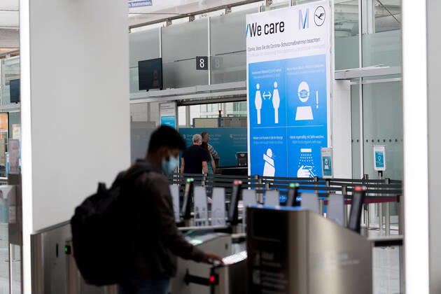 Effects Corona Munich Airport In the picture Safety notice Rules of conduct Distance, mouth Nose mask, sneezing Bend of the arm, washing hands Security control Access control Terminal 2 T2 Munich Munich Airport Bayer Germany Copyright: Passion2Press MarkusxFischerx