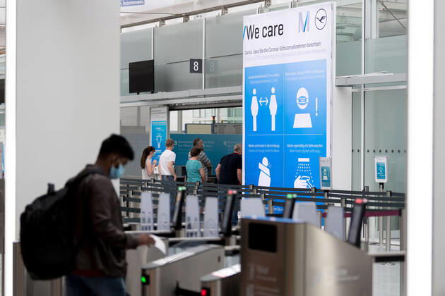 Effects Corona Munich Airport In the picture Safety notice Rules of conduct Distance, mouth Nose mask, sneezing Bend of the arm, washing hands Security control Access control Terminal 2 T2 Munich Munich Airport Bayer Germany Copyright: Passion2Press MarkusxFischerx