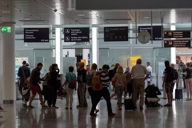 Effects Corona Munich Airport In the picture Access control Security control some people are standing at crowds Crowds Munich Airport Munich Bayer Germany Copyright: Passion2Press MarkusxFischerx