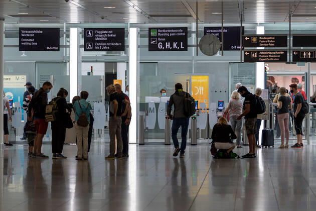 Effects Corona Munich Airport In the picture Access control Security control some people are standing at crowds Crowds Munich Airport Munich Bayer Germany Copyright: Passion2Press MarkusxFischerx