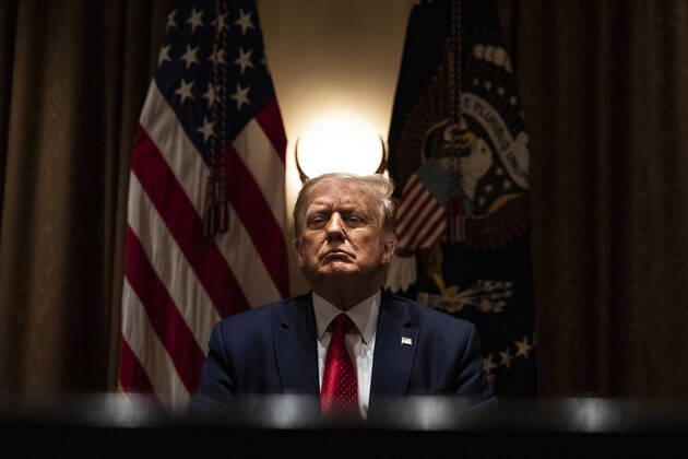 Bilder des Jahres 2020, News 07 Juli News Themen der Woche KW28 July 9, 2020, Washington, District of Columbia, USA: United States President Donald J. Trump holds a roundtable meeting with Hispanic leaders in the cabinet room before signing an Executive Order in the Rose Garden of the White House in Washington, D.C. on July 9, 2020 Washington USA - ZUMAs152 20200709_zaa_s152_121 Copyright: xSamuelxCorumx
