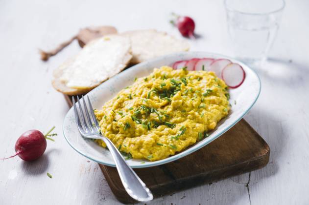Plate of vegan scrambled eggs with chick-peas, chive and radish IPF00542