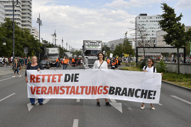 With a protest march from Alexanderstraße 3 to the rally at Bebelplatz, Berlin venues, organizers, technicians, stage and booth builders, outdoor advertisers, security and catering staff as well as other service providers from the culture and event industry point out their precarious situation and the blatant lack of perspectives Berlin, 24 07 2020 Foto:xF.xKernx xFuturexImage