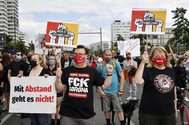 With a protest march from Alexanderstraße 3 to the rally at Bebelplatz, Berlin venues, organizers, technicians, stage and booth builders, outdoor advertisers, security and catering staff as well as other service providers from the culture and event industry point out their precarious situation and the blatant lack of perspectives Berlin, 24 07 2020 Foto:xF.xKernx xFuturexImage