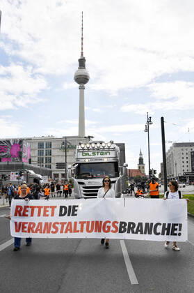 With a protest march from Alexanderstraße 3 to the rally at Bebelplatz, Berlin venues, organizers, technicians, stage and booth builders, outdoor advertisers, security and catering staff as well as other service providers from the culture and event industry point out their precarious situation and the blatant lack of perspectives Berlin, 24 07 2020 Foto:xF.xKernx xFuturexImage