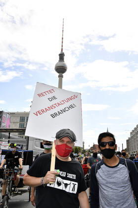 With a protest march from Alexanderstraße 3 to the rally at Bebelplatz, Berlin venues, organizers, technicians, stage and booth builders, outdoor advertisers, security and catering staff as well as other service providers from the culture and event industry point out their precarious situation and the blatant lack of perspectives Berlin, 24 07 2020 Foto:xF.xKernx xFuturexImage