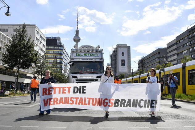 With a protest march from Alexanderstraße 3 to the rally at Bebelplatz, Berlin venues, organizers, technicians, stage and booth builders, outdoor advertisers, security and catering staff as well as other service providers from the culture and event industry point out their precarious situation and the blatant lack of perspectives Berlin, 24 07 2020 Foto:xF.xKernx xFuturexImage
