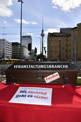 With a protest march from Alexanderstraße 3 to the rally at Bebelplatz, Berlin venues, organizers, technicians, stage and booth builders, outdoor advertisers, security and catering staff as well as other service providers from the culture and event industry point out their precarious situation and the blatant lack of perspectives Berlin, 24 07 2020 Foto:xF.xKernx xFuturexImage