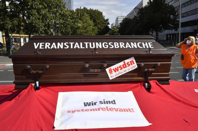 With a protest march from Alexanderstraße 3 to the rally at Bebelplatz, Berlin venues, organizers, technicians, stage and booth builders, outdoor advertisers, security and catering staff as well as other service providers from the culture and event industry point out their precarious situation and the blatant lack of perspectives Berlin, 24 07 2020 Foto:xF.xKernx xFuturexImage