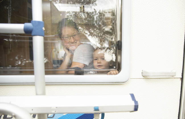 Mother and child looking out of a residential trailer Bonn Germany Copyright: xUtexGrabowsky photothek.netx