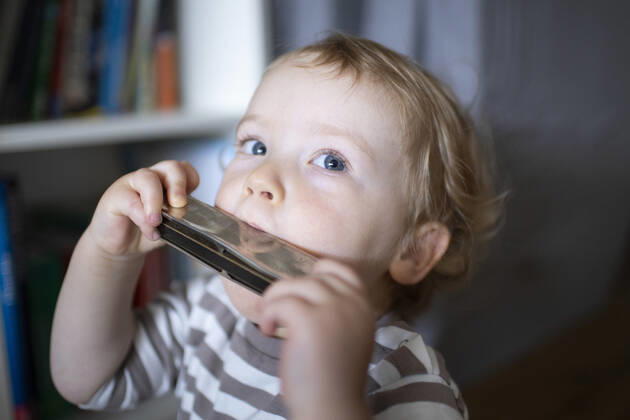 Toddler plays on a harmonica Bonn Germany Copyright: xUtexGrabowsky photothek.netx