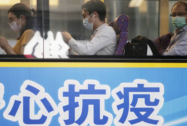 Coronavirus, Eindrücke aus Hongkong (200727) -- HONG KONG, July 27, 2020 -- People wearing masks take a bus in the Central area of Hong Kong, south China, July 27, 2020. TO GO WITH Hong Kong reports 145 new COVID-19 cases, anti-epidemic measures to be tightened ) CHINA-HONG KONG-COVID-19 (CN) WangxShen