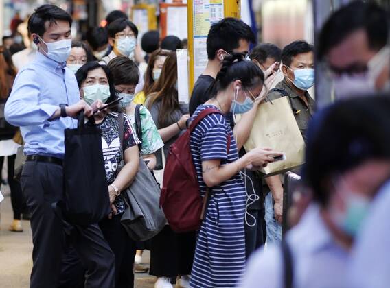 Coronavirus, Eindrücke aus Hongkong (200727) -- HONG KONG, July 27, 2020 -- People wearing masks wait for bus in the Central area of Hong Kong, south China, July 27, 2020. TO GO WITH Hong Kong reports 145 new COVID-19 cases, anti-epidemic measures to be tightened ) CHINA-HONG KONG-COVID-19 (CN) WangxShen