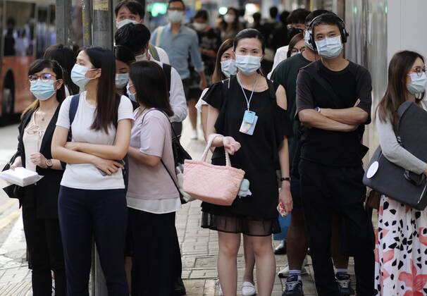Coronavirus, Eindrücke aus Hongkong (200727) -- HONG KONG, July 27, 2020 -- People wearing masks walk in the Central area of Hong Kong, south China, July 27, 2020. Hong Kong s Center for Health Protection (CHP) Monday reported 145 new confirmed cases of COVID-19, hitting a new daily high in Hong Kong. The 145 new cases included 142 local infections and three imported ones, bringing the total cases to 2,778 in Hong Kong. ) CHINA-HONG KONG-COVID-19 (CN) WangxShen