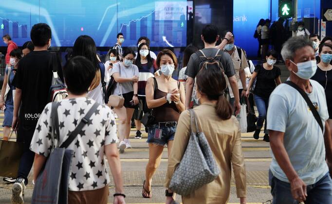 Coronavirus, Eindrücke aus Hongkong (200727) -- HONG KONG, July 27, 2020 -- People wearing masks walk in the Central area of Hong Kong, south China, July 27, 2020. Hong Kong s Center for Health Protection (CHP) Monday reported 145 new confirmed cases of COVID-19, hitting a new daily high in Hong Kong. The 145 new cases included 142 local infections and three imported ones, bringing the total cases to 2,778 in Hong Kong. ) CHINA-HONG KONG-COVID-19 (CN) WangxShen