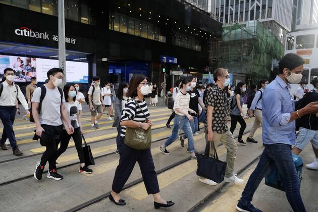 Coronavirus, Eindrücke aus Hongkong (200727) -- HONG KONG, July 27, 2020 -- People wearing masks walk in the Central area of Hong Kong, south China, July 27, 2020. Hong Kong s Center for Health Protection (CHP) Monday reported 145 new confirmed cases of COVID-19, hitting a new daily high in Hong Kong. The 145 new cases included 142 local infections and three imported ones, bringing the total cases to 2,778 in Hong Kong. ) CHINA-HONG KONG-COVID-19 (CN) WangxShen