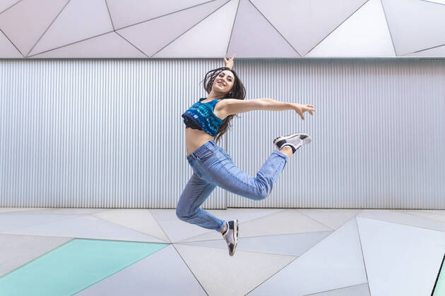 Creative Highlights Symbolfotos Woman performing a flight in the choreography in the street Spain, Community of Madrid, Madrid CR_VWJTCV200731-463216-01 ,model released, Symbolfoto