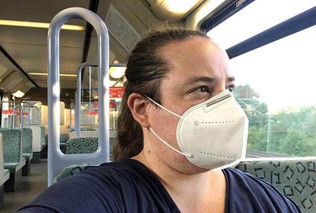22.06.2020, Berlin, GER - Frau in einer S-Bahn traegt in Zeiten der Coronapandemie eine Atemmaske. (MR=yes, 40-50 Jahre, Abteil, Alltag, Atemmaske, Bahn, Berlin, Coronaepidemie, Coronainfektion, Coronakrise, Coronapandemie, Coronavirus, Coronavirus SARS-CoV-2, Covid 19, Covid-19, deutsch, Deutschland, Europa, europaeisch, Fenster, FFP2, FFP2-Maske, Frau, geschuetzt, Gesellschaft, innen, Innenaufnahme, Jahreszeit, Kaukasierin, kaukasisch, Maske, Maskengebot, Maskenpflicht, Mensch, Mund-Nase-Schutz, Mund-Nasen-Schutz, Mundschutz, Mundschutzgebot, Mundschutzpflicht, Nahverkehr, oeffentlicher Personennahverkehr, OEPNV, Person, Personennahverkehr, QF, Querformat, S-Bahn, Schutz, Schutzmaske, Sommer, verpflichtend, Verpflichtung, Waggon, Westeuro