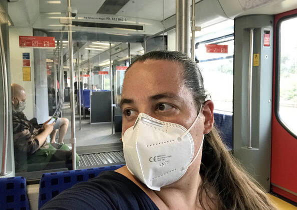 22.06.2020, Berlin, GER - Frau in einer S-Bahn traegt in Zeiten der Coronapandemie eine Atemmaske. (40-50 Jahre, Abteil, Alltag, Atemmaske, Bahn, Berlin, Coronaepidemie, Coronainfektion, Coronakrise, Coronapandemie, Coronavirus, Coronavirus SARS-CoV-2, Covid 19, Covid-19, deutsch, Deutschland, Europa, europaeisch, Fenster, FFP2, FFP2-Maske, Frau, geschuetzt, Gesellschaft, innen, Innenaufnahme, Jahreszeit, Kaukasierin, kaukasisch, Maske, Maskengebot, Maskenpflicht, Mensch, Mund-Nase-Schutz, Mund-Nasen-Schutz, Mundschutz, Mundschutzgebot, Mundschutzpflicht, Nahverkehr, oeffentlicher Personennahverkehr, OEPNV, Person, Personennahverkehr, QF, Querformat, S-Bahn, Schutz, Schutzmaske, Sommer, verpflichtend, Verpflichtung, Waggon, Westeuropa, Wirt