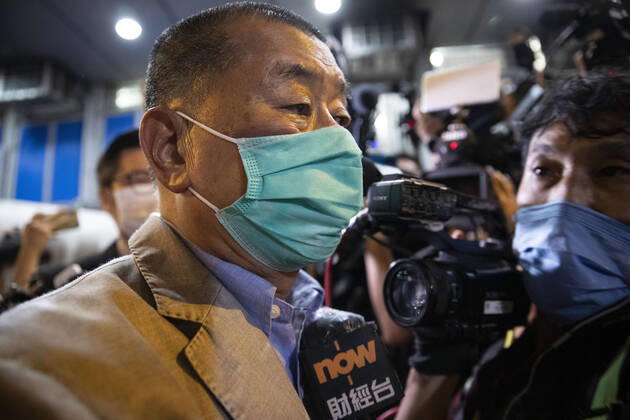 Bilder des Jahres 2020, News 08 August News Themen der Woche KW33 News Bilder des Tages August 12, 2020, Hong Kong, China: Hong Kong pro-democracy media tycoon and Apple Daily founder Jimmy Lai, who was arrested on Monday under the new national security law, leaves Mong Kok police station after being released on bail on early Tuesday, August 12, 2020 in Hong Kong, China. According to local police, Lai was arrested on suspicion of Ã’colluding with foreign powers. Hong Kong China - ZUMAj323 20200812_zip_j323_003 Copyright: xMayxJamesx