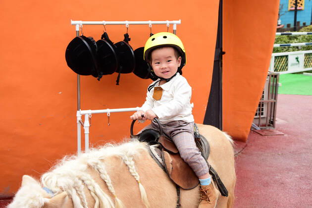 IMAGO Creative: Klimawandel - Umwelterziehung Happy little baby riding a pony 596787844736352419 ,model released, Symbolfoto