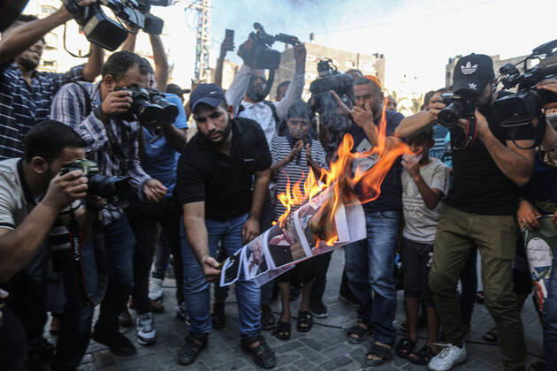 Bilder des Jahres 2020, News 08 August News Themen der Woche KW33 News Bilder des Tages August 15, 2020, Northern The Gaza Strip, The Gaza Strip, Palestine: Palestinians northern the Gaza Strip burn Trump and Netanyahu pic during protest against UAE-Israel deal Northern The Gaza Strip Palestine - ZUMAq100 20200815_zaa_q100_013 Copyright: xDawoudxAboxAlxKasx