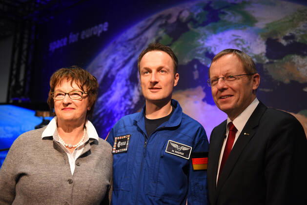ESA Press Conference, Astronaut Dr Matthias Maurer 02 02 2017 Darmstadt x1x ESA, European Space Operations Center Press Conference, Introduction of ESA Astronaut Dr Matthias Maurer In the picture l r Brigitte Zypries Federal Minister of Economics and Energy, Spaceflig