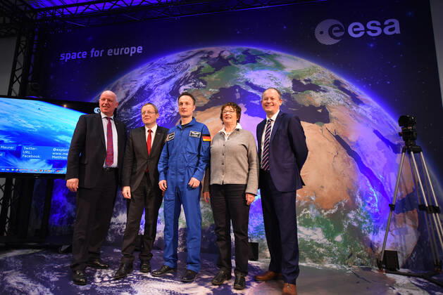 ESA Press Conference, Astronaut Dr Matthias Maurer 02 02 2017 Darmstadt x1x ESA, European Space Operations Center Press Conference, Introduction of ESA Astronaut Dr Matthias Maurer In the picture l r Dr Gerd Gruppe DLR Executive Board