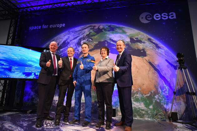 ESA Press Conference, Astronaut Dr Matthias Maurer 02 02 2017 Darmstadt x1x ESA, European Space Operations Center Press Conference, Introduction of ESA Astronaut Dr Matthias Maurer In the picture l r Dr Gerd Gruppe DLR Executive Board