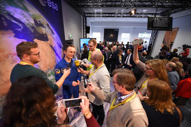 ESA Press Conference, Astronaut Dr Matthias Maurer 02 02 2017 Darmstadt x1x ESA, European Space Operations Center Press Conference, Introduction of ESA Astronaut Dr Matthias Maurer In the picture l r Dr Matthias Maurer is interviewed Frankfurt Frankfurt Hessen Germany