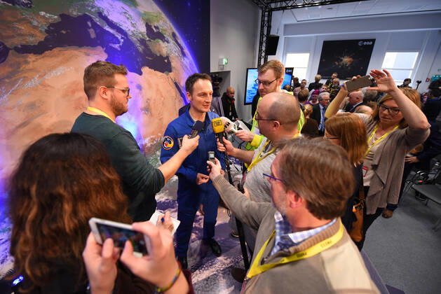 ESA Press Conference, Astronaut Dr Matthias Maurer 02 02 2017 Darmstadt x1x ESA, European Space Operations Center Press Conference, Introduction of ESA Astronaut Dr Matthias Maurer In the picture l r Dr Matthias Maurer is interviewed Frankfurt Frankfurt Hessen Germany
