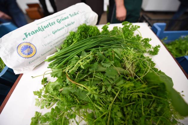 Gießen Regional Council checks cultivation of Frankfurt Green Sauce 24 04 2017 Frankfurt x1x Schecker nursery in Oberrad Gießen Regional Council checks cultivation of Frankfurt Green Sauce In the picture l r Herbs Frankfurt Frankfurt Frankfurt Hessen Germany
