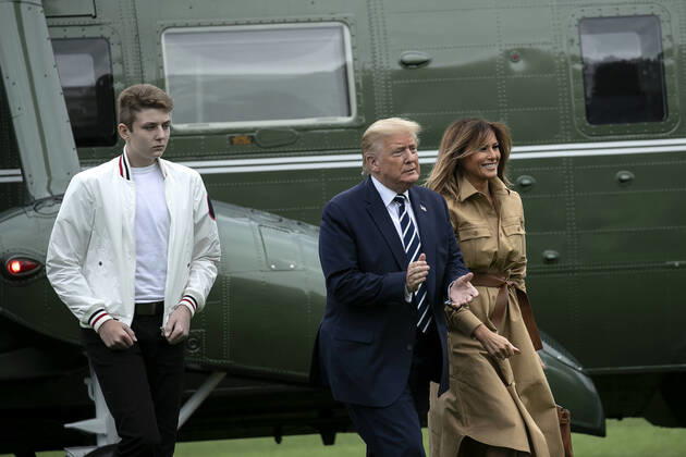 News Bilder des Tages August 16, 2020, Washington, District of Columbia, USA: United States President Donald J. Trump, center, son Barron Trump, left, and First Lady Melania Trump walk on the South Lawn of the White House after arriving on Marine One in Washington, D.C., U.S., on Sunday, Aug. 16, 2020. Joe Biden maintains a solid lead over Trump on the eve of the Democratic National Convention, according to polls that at least partly reflected his choice of Senator Kamala Harris as running mate Washington USA - ZUMAs152 20200816_zaa_s152_010 Copyright: xStefanixReynoldsx-xPoolxViaxCnpx