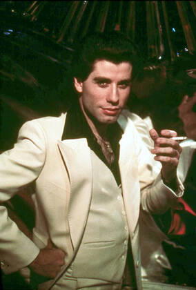 SATURDAY NIGHT FEVER JOHN TRAVOLTA Date: 1977. Strictly editorial use only in conjunction with the promotion of the film. Credit line mandatory. This image is copyright of the film company and is supplied under the terms of issue as film still. No commercial or book cover use permitted without prior consent from the film company.  Mandatory credit line: Image courtesy PARAMOUNT PICTURES Ronald Grant Archive Mary Evans