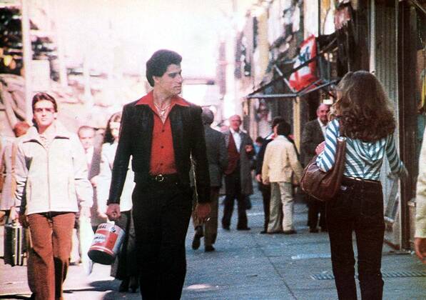 SATURDAY NIGHT FEVER JOHN TRAVOLTA Date: 1977. Strictly editorial use only in conjunction with the promotion of the film. Credit line mandatory. This image is copyright of the film company and is supplied under the terms of issue as film still. No commercial or book cover use permitted without prior consent from the film company.  Mandatory credit line: Image courtesy PARAMOUNT PICTURES Ronald Grant Archive Mary Evans