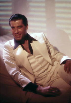 SATURDAY NIGHT FEVER JOHN TRAVOLTA Date: 1977. Strictly editorial use only in conjunction with the promotion of the film. Credit line mandatory. This image is copyright of the film company and is supplied under the terms of issue as film still. No commercial or book cover use permitted without prior consent from the film company.  Mandatory credit line: Image courtesy PARAMOUNT PICTURES Ronald Grant Archive Mary Evans