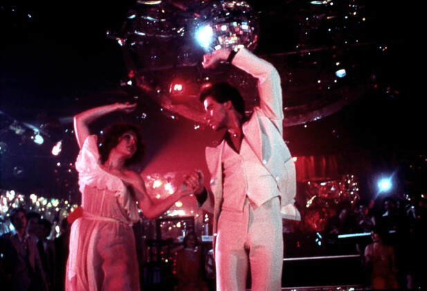 SATURDAY NIGHT FEVER JOHN TRAVOLTA Date: 1977. Strictly editorial use only in conjunction with the promotion of the film. Credit line mandatory. This image is copyright of the film company and is supplied under the terms of issue as film still. No commercial or book cover use permitted without prior consent from the film company.  Mandatory credit line: Image courtesy PARAMOUNT PICTURES Ronald Grant Archive Mary Evans