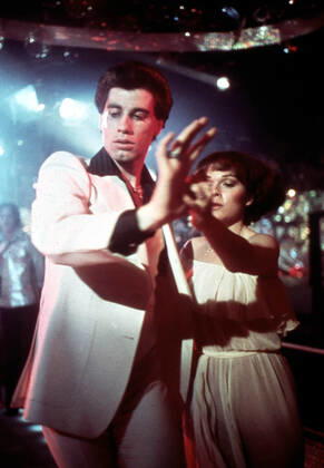 SATURDAY NIGHT FEVER JOHN TRAVOLTA Date: 1977. Strictly editorial use only in conjunction with the promotion of the film. Credit line mandatory. This image is copyright of the film company and is supplied under the terms of issue as film still. No commercial or book cover use permitted without prior consent from the film company.  Mandatory credit line: Image courtesy PARAMOUNT PICTURES Ronald Grant Archive Mary Evans