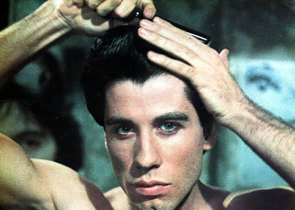 SATURDAY NIGHT FEVER JOHN TRAVOLTA Date: 1977. Strictly editorial use only in conjunction with the promotion of the film. Credit line mandatory. This image is copyright of the film company and is supplied under the terms of issue as film still. No commercial or book cover use permitted without prior consent from the film company.  Mandatory credit line: Image courtesy PARAMOUNT PICTURES Ronald Grant Archive Mary Evans