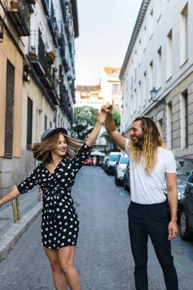 Stylish couple dancing on street amidst buildings in city model released Symbolfoto JMPF00279